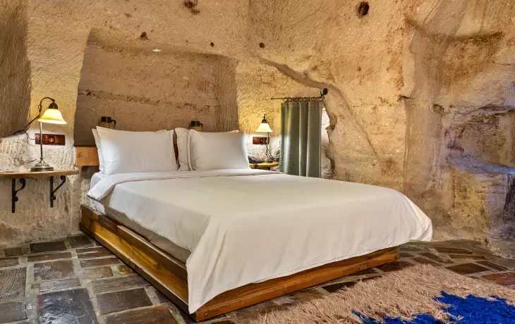 Göreme mağara otel örneği Kelebek Special Cave Hotel kaya oyma oda iç görünümü
